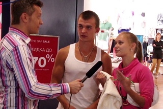 Девушка привела друга