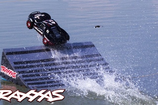 Slash 4X4: Hydroplane Jump On Water!