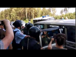 Полицейский разгон протеста против свалки в лесу