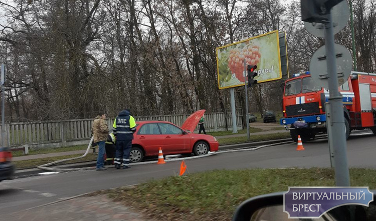 На перекрёстке Сябровской и Рябиновой жёсткое ДТП, потребовалась помощь медиков На перекрёстке Сябровской и Рябиновой жёсткое ДТП, потребовалась помощь медиков