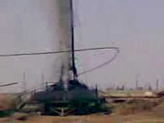 Во время выброса флюида произошел выброс колонны! Oilfield Workover Rig Blows Out Tubing-Awesome Footage!
