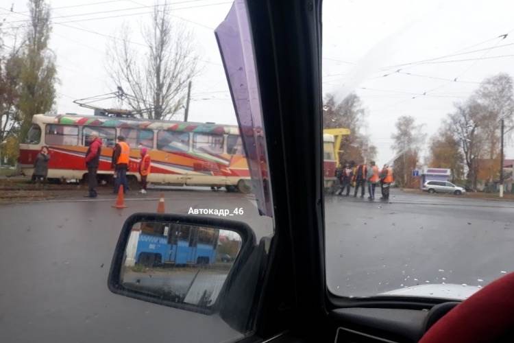 В Курске трамвай сошёл с рельсов Это картинка