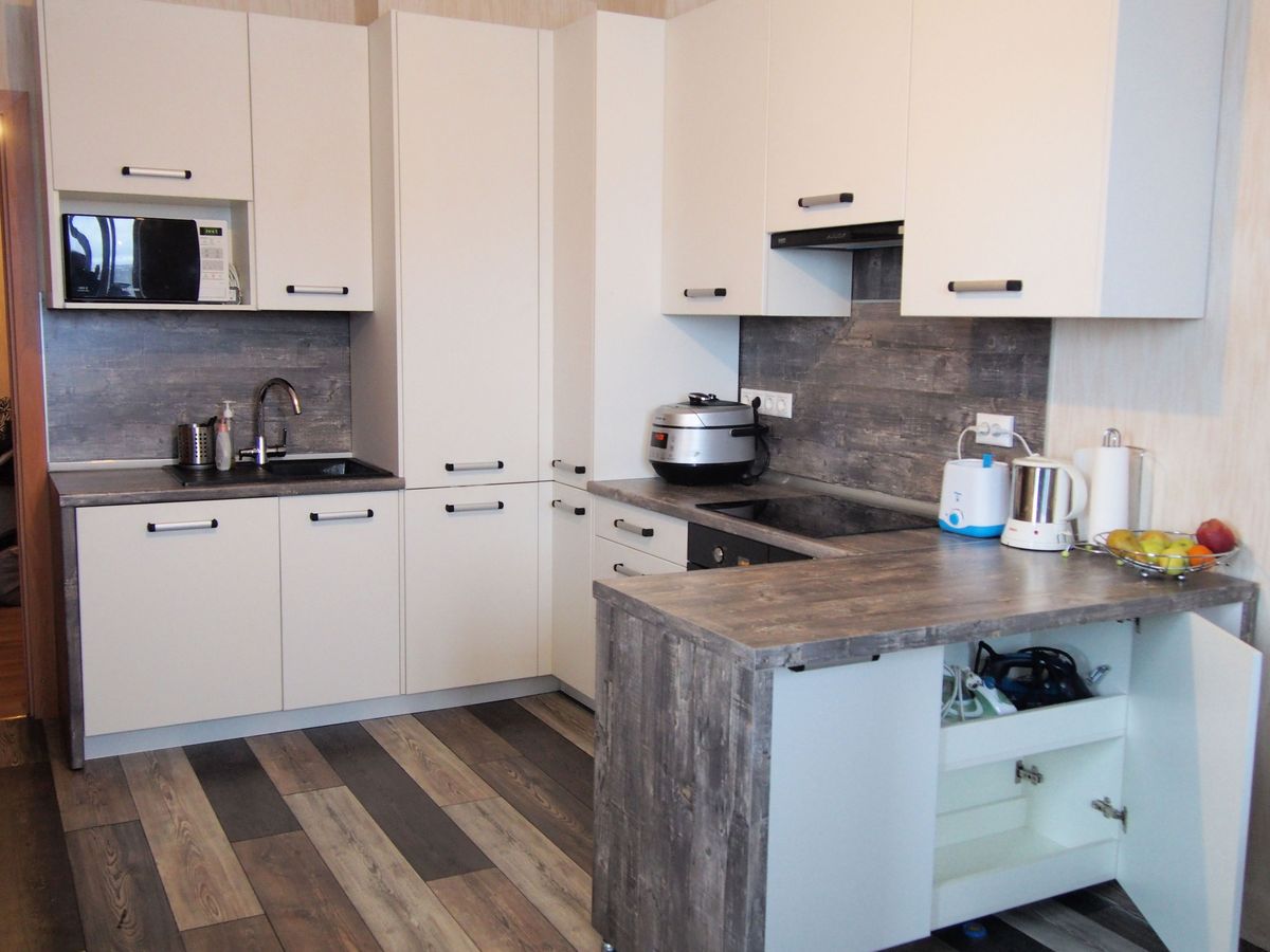 Как вам такая идея с мобильным столом для квартиры-студии?