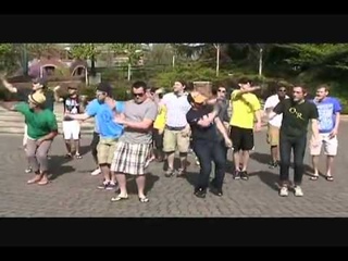 парни танцуют под леди гагу